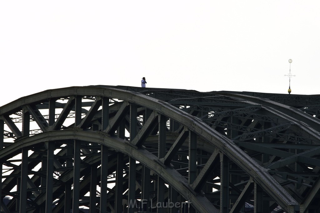 PSpringt kein Suizid Brueckenspringer Koeln Hohenzollernbruecke P116.JPG - Miklos Laubert